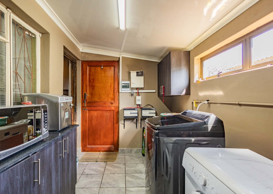 5 Bedroom Property for Sale in Peerless Park Western Cape